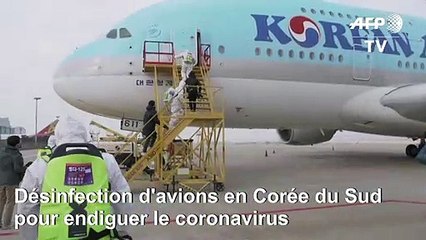 La compagnie aérienne Korean Air désinfecte un avion pour endiguer le coronavirus