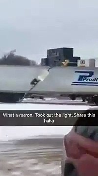 Ce camion ne se rend même pas compte qu'il a emporté un feu de signalisation sur son toit