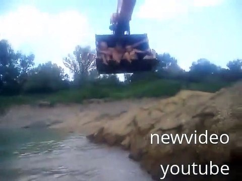 Prendre un bain à la russe... avec une pelleteuse