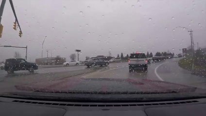 Il double une voiture n'importe comment sans se rendre compte que c'était la police... oups