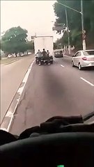 Ce chauffeur n'apprécie pas trop que ces 3 jeunes en skateboard soient accrochés à son camion !