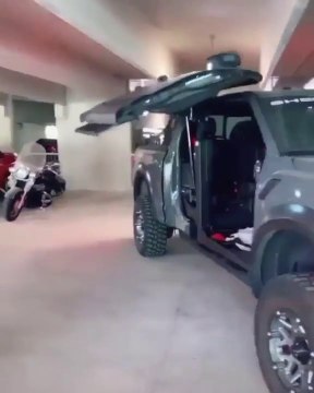 Cet homme en fauteuil roulant découvre sa nouvelle voiture hi-tech géniale