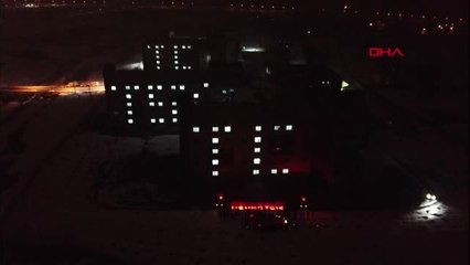 Muş'ta, kyk yurtlarında kalan öğrencilerden mehmetçiğe bayrak ve ışıklı destek