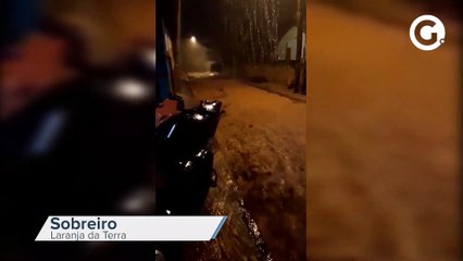 Chuva forte alaga ruas no distrito de Sobreiro