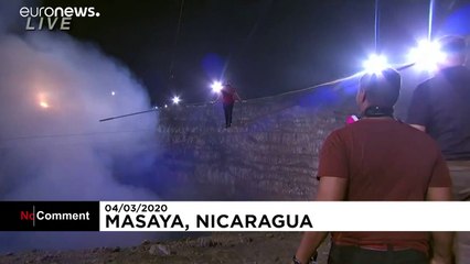 Проход по канату над кратером действующего вулкана