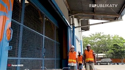 Direktur Utama Bulog Budi Waseso mengecek persediaan beras jelang Ramadhan di Gudang Bulog, Kelapa Gading, Jakarta Utara, Kamis (27/2).