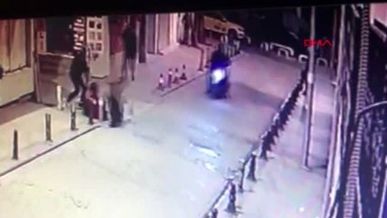 Fatih'te kuyumcu kuryesine gasp girişimi; kocasını gaspçılardan böyle kurtardı