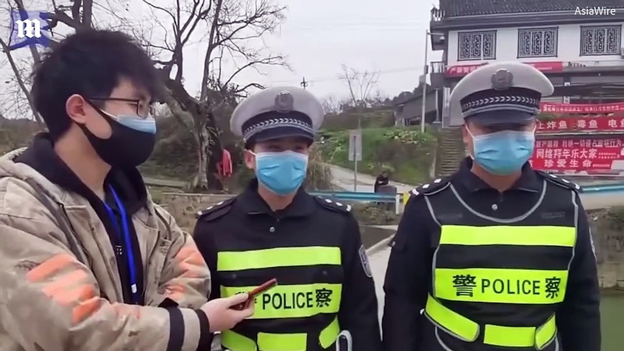 Distrait par son téléphone, un homme qui vient tout juste d’obtenir son permis de conduire tombe dans une rivière