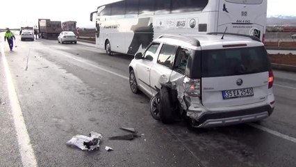 İki otomobil çarpıştı: 3 yaralı - KONYA