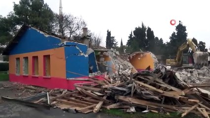 Silivri’de 5.8’lik depremin ardından hasar gören okulun yıkımına başlandı