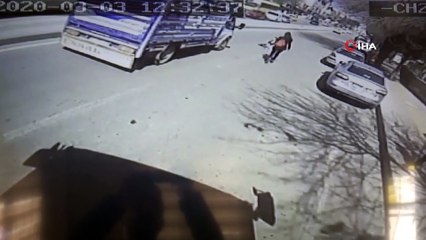 Okula yetişmeye çalışan genç kız kamyonetin altında kaldı... O anlar kamerada