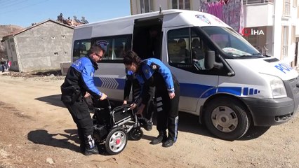 Polis hayranı küçük Efraim, akülü aracına kavuştu