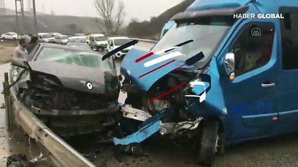Minibüs otomobille çarpıştı! Yaralılar var
