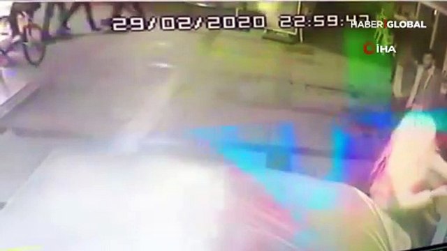 Çılgına dönen genç kız erkek arkadaşını defalarca tokatladı! Masa ve sandalyeleri devirdi, ortalık karıştı