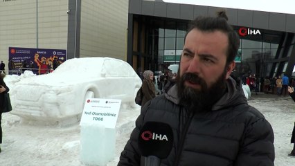 Yerli otomobilin buzdan heykelini yaptılar