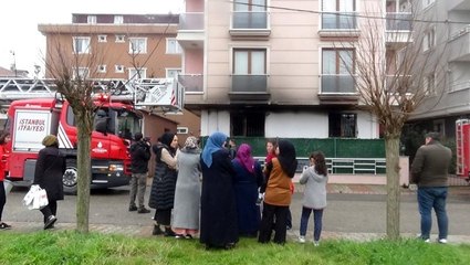 Alev alev yanan eve vatandaştan hortumla müdahale kamerada