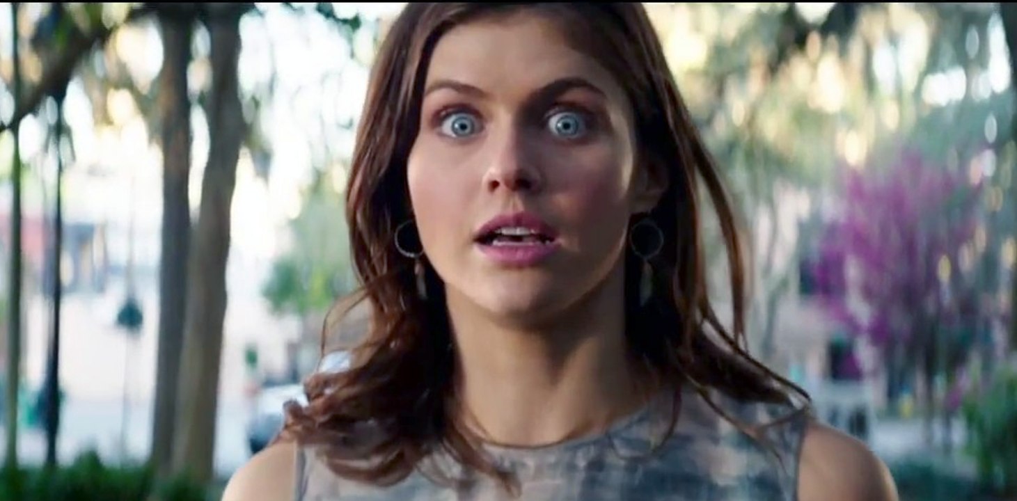 Baywatch movie clip - Alexandra Daddario vs thief