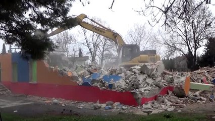 Depremde hasar gören Silivri'deki Çeltik İlkokulu kontrollü olarak yıkıldı