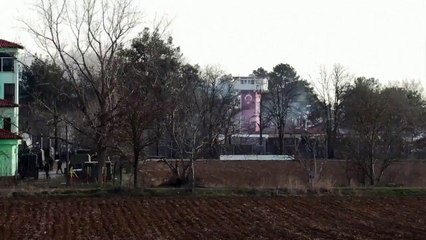 Yunan güvenlik güçlerinin sınır bölgesinde tazyikli su kullanması üzerine, Türkiye tarafından gaz bombaları atıldı