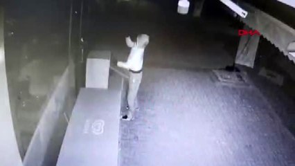 Adıyaman kar maskeli soyguncu, marketten 10 bin liralık sigara çaldı