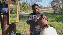 Los barberos callejeros, una omnipresente institución en Pakistán