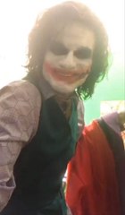 Il se prend pour le Joker et menace de t*er des gens en direct