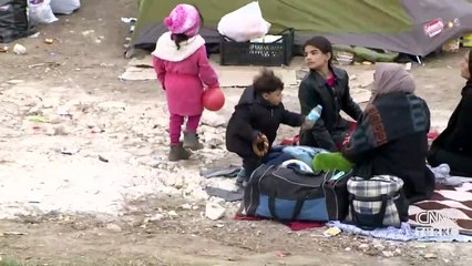 Göçmenlerin sınırdaki bekleyişi devam ediyor
