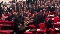 Batalla campal en el parlamento de Turquía: el detonante de los puños entre oficialistas y opositores al régimen de Erdogan
