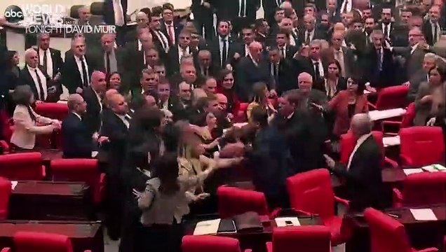Batalla campal en el parlamento de Turquía: el detonante de los puños entre oficialistas y opositores al régimen de Erdogan
