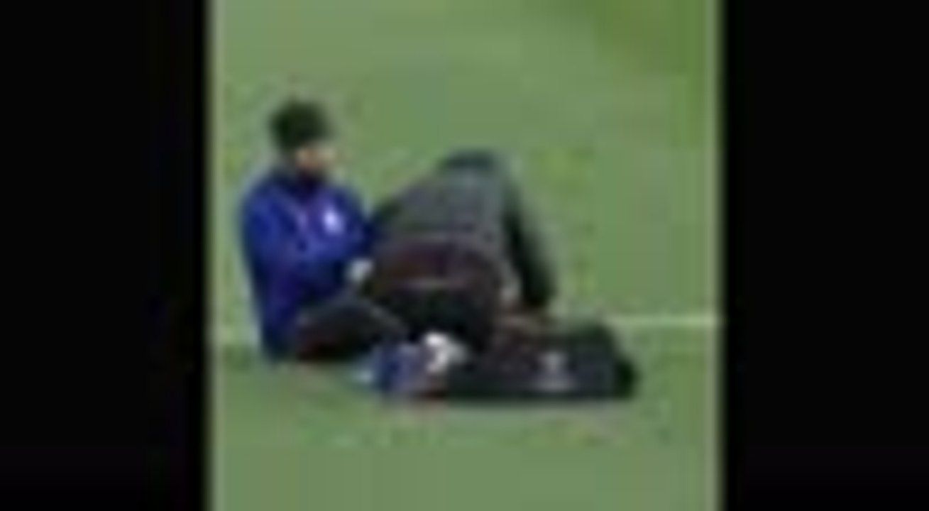 Diego Costa treated by doctor in Atletico training