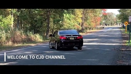 Un conducteur jette des cendres par la fenêtre et allume un feu dans la rue sans s’en rendre compte.