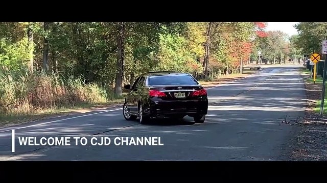 Un conducteur jette des cendres par la fenêtre et allume un feu dans la rue sans s’en rendre compte.