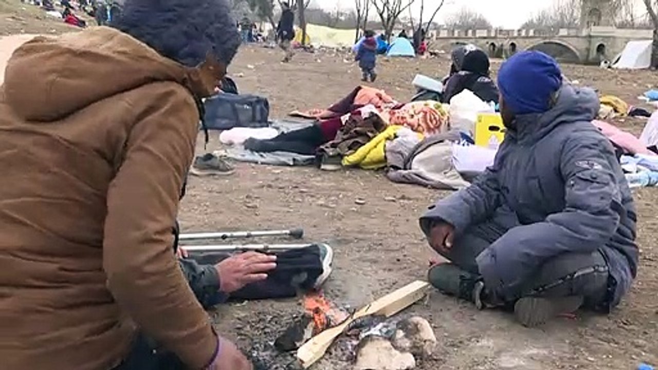 Flüchtlinge an der Grenze: 'Wir können hier nicht bleiben!'