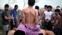 Avrupa'ya geçmek isteyen sığınmacılar Yunan güvenlik güçlerince elbiseleri çıkartılarak dövüldü (1)