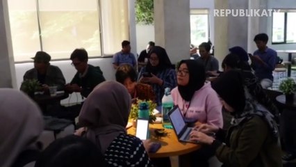 Petugas memantau suhu tubuh penumpang menggunakan alat pemindai suhu tubuh di Terminal Kedatangan Internasional Bandara Internasional I Gusti Ngurah Rai, Bali, Rabu (22/1/2020).