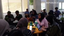 Petugas memantau suhu tubuh penumpang menggunakan alat pemindai suhu tubuh di Terminal Kedatangan Internasional Bandara Internasional I Gusti Ngurah Rai, Bali, Rabu (22/1/2020).