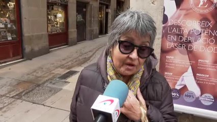 Escala hasta lo alto de la catedral de Barcelona para hacerse un "selfie"