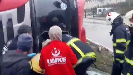 Demir yüklü tır devrildi, yaralı sürücüyü itfaiye kurtardı