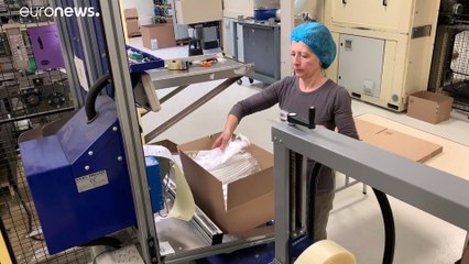 Le mascherine che non bastano mai. Il virus spinge l'industria sanitaria