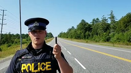 Polícia mostra como uma caneta pode esconder um motociclista