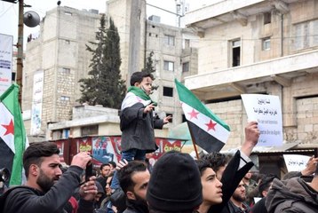 El Bab'da yüzlerce kişi, rejim ve Rusya'yı protesto etti