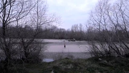 Yunan güvenlik güçlerince elbiseleri çıkartılarak dövüldüler (3)