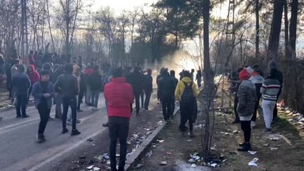 Yunanistan, sığınmacılara gaz bombası ve tazyikli suyla müdahale etti