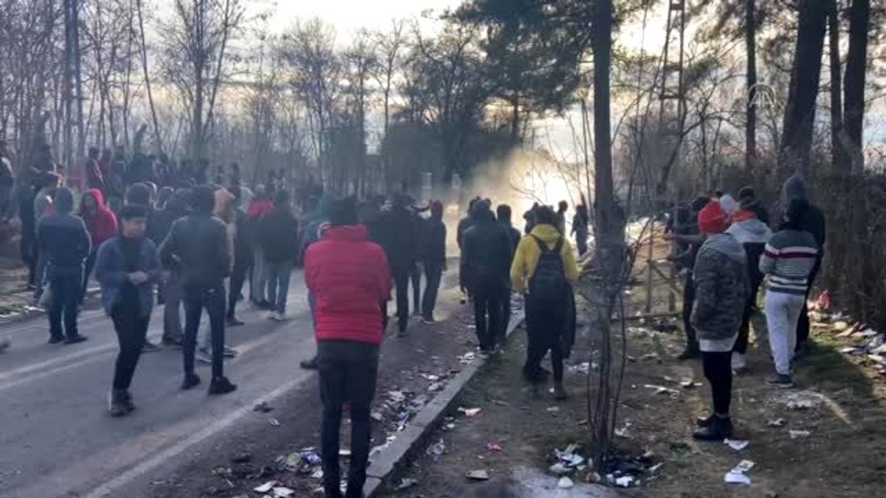 Yunanistan, sığınmacılara gaz bombası ve tazyikli suyla müdahale etti