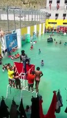 Les prisonniers transforment leur prison en piscine géante !