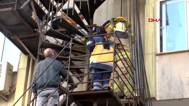 Tuzla'da yangın merdiveninden düşen kadın yaralandı