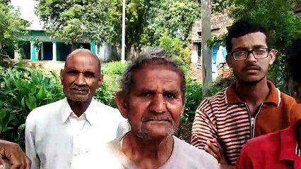 नहीं आता है कोई सफाईकर्मी ग्रामीण करते हैं खुद सफाई