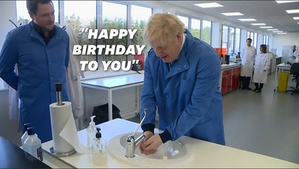 Contre le coronavirus, Boris Johnson chante "joyeux anniversaire" en se lavant les mains