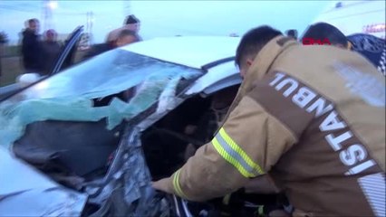 Silivri'de iki araç kafa kafa çarpıştı 4 yaralı