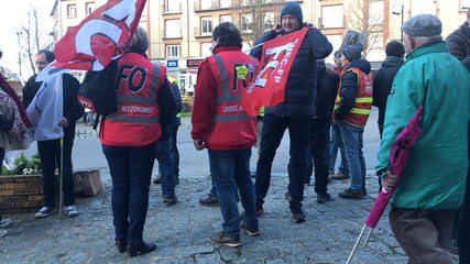 Flers. Manifestation contre le 49.3 au rond point des cinq becs
